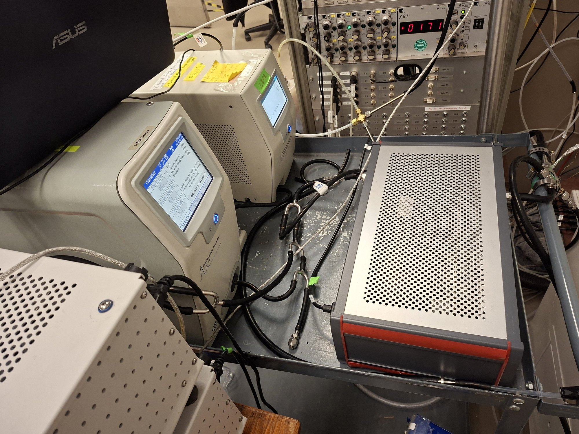 The particle bench: nano-SMPS classifier and water-based CPC behind the catalytic stripper.